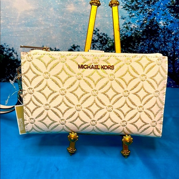 Michael Kors Cream and Gold Women's Wristlet Wallet NWT - Picture 1 of 13